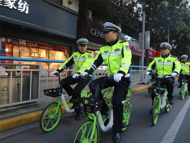 推广绿色骑行交警支队的警察叔叔骑起了共享单车