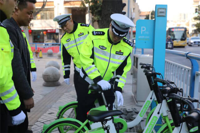 推广绿色骑行交警支队的警察叔叔骑起了共享单车2
