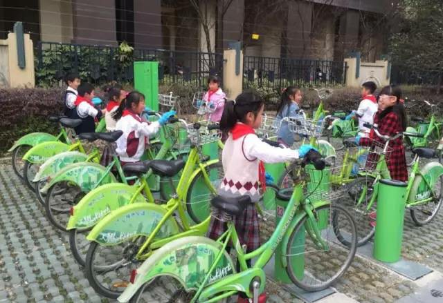 “践行雷锋精神，倡导绿色出行”：我给公共自行车“洗个澡”