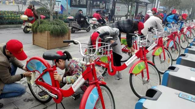 学习雷锋精神，为公共自行车大扫除