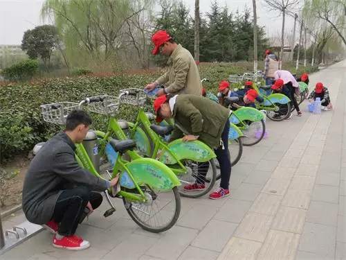 黄淮学院经济管理系组织开展“学雷锋”义务清洁活动