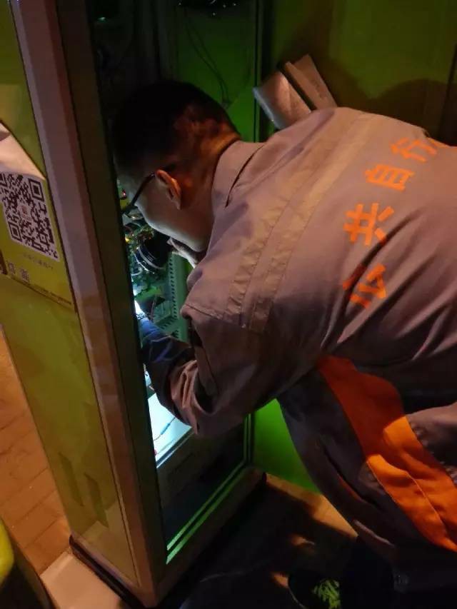 夜幕下的身影，安全出行的守候