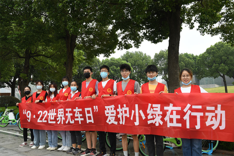 世界无车日，志愿者走上街头擦亮共享助力车
