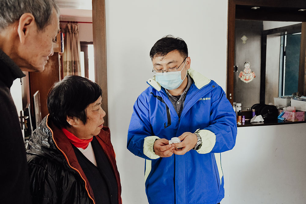 工永安行作人员上门给老人讲解演示智能机器人功能