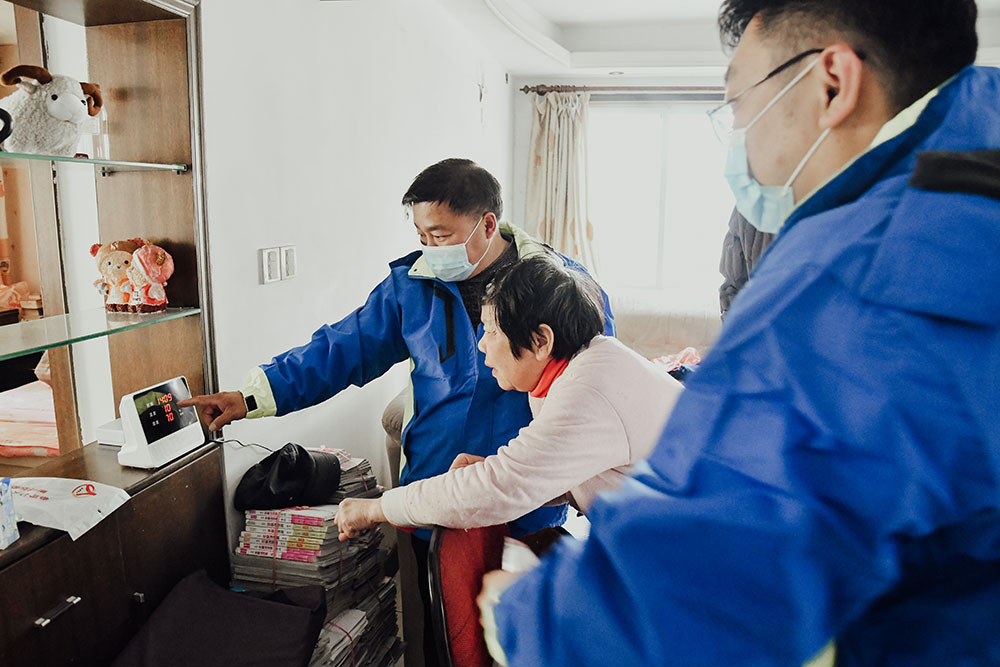 工永安行作人员上门给老人讲解演示智能机器人功能2