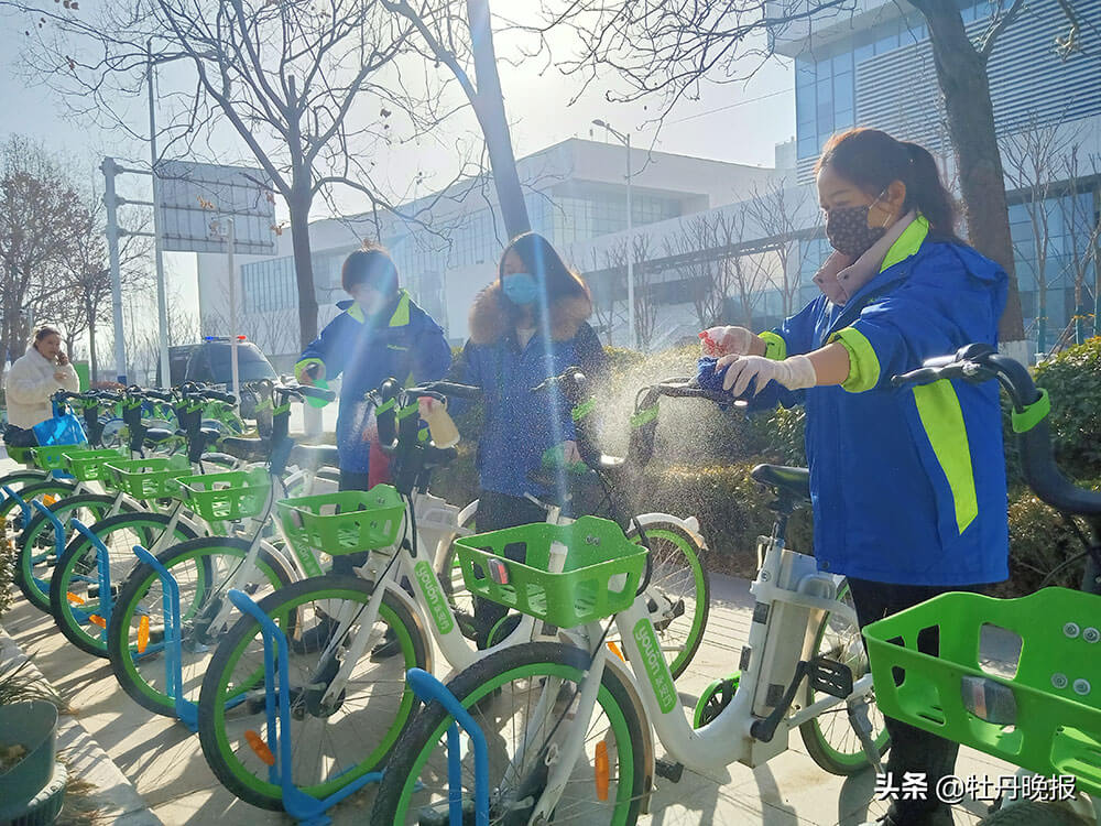 保障出行需求他们每天为3800辆助力车消毒