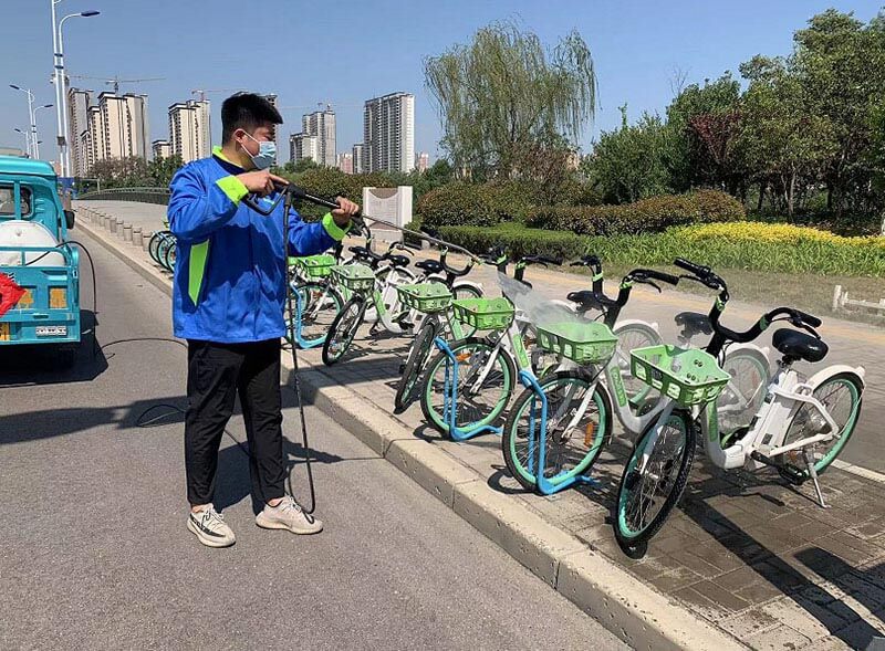 机器冲洗+人工擦拭，让助力车重现靓丽“容颜”1