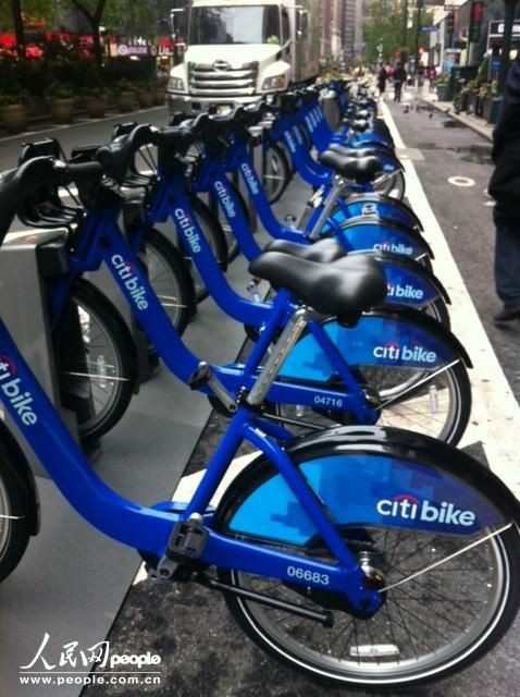 图为纽约曼哈顿繁华市区的一处citi bike租赁站点。这样的站点在曼哈顿随处可见。