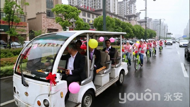 公共自行车冒雨迎亲